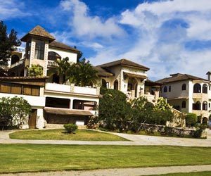 住宅,人居住的空間,家的載體,容納了一個家庭的生活與休憩。現代住宅多追求精裝華麗,而住宅的最本質的功能往往被忽略。因此,有必要追溯住宅的進化史,解析住宅最根本的意義,創造更舒適的住宅。 第壹代: 舊石器時代,利用天然山洞作為棲身之所,僅能起到遮風避雨的作用。 第貳代:新石器時代,利用黃土層為墻壁,用木構架、草泥建造半穴居住所,進而發展為地面上的建筑,并形成聚落。 第叁代:西…